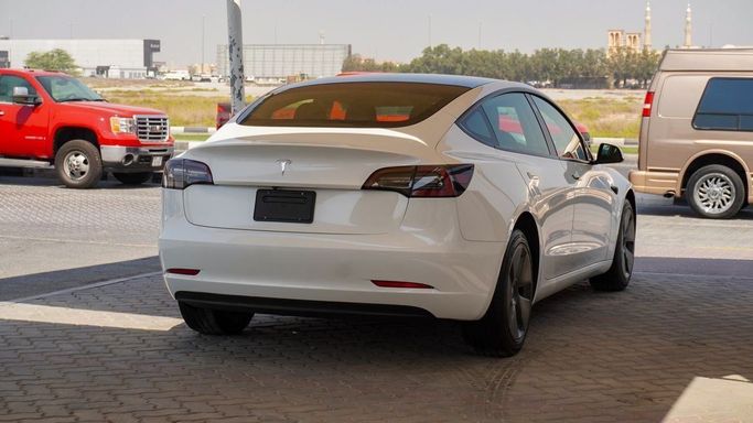 Подержанный Tesla Model 3 I Рестайлинг, 2023 в Шардже от Abo Saif Белый цвет. Американская | AUTO.AE