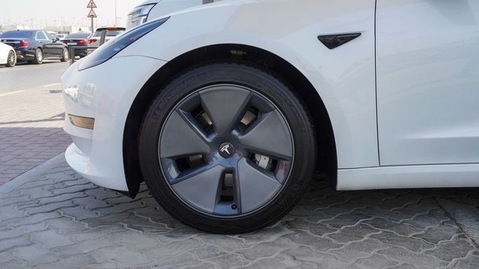 Подержанный Tesla Model 3 I Рестайлинг, 2023 в Шардже от Abo Saif Белый цвет. Американская | AUTO.AE