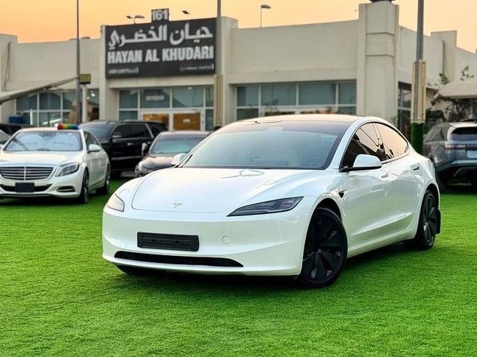 Подержанный Tesla Model 3 I Рестайлинг, 2024 в Шардже от Hayan Alkhudari Used Cars Белый цвет. GCC | AUTO.AE
