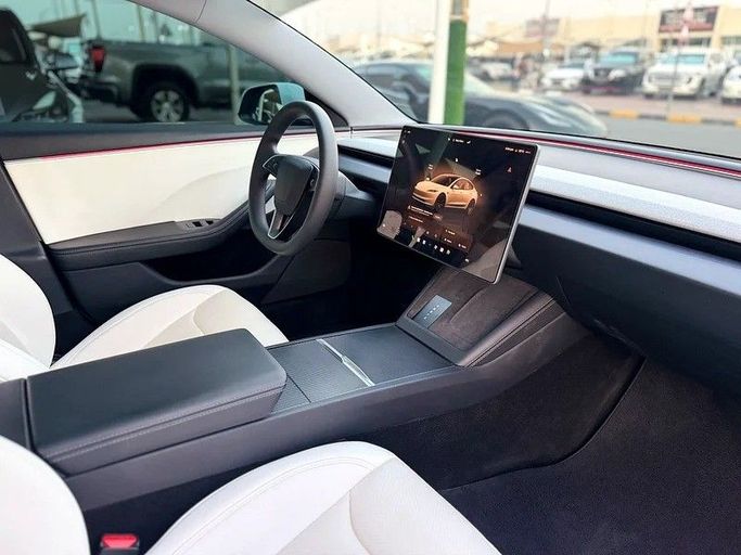 Подержанный Tesla Model 3 I Рестайлинг, 2024 в Шардже от Hayan Alkhudari Used Cars Белый цвет. GCC | AUTO.AE