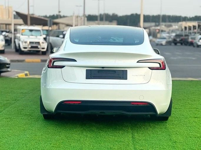 Подержанный Tesla Model 3 I Рестайлинг, 2024 в Шардже от Hayan Alkhudari Used Cars Белый цвет. GCC | AUTO.AE