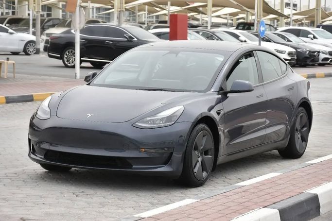 Подержанный Tesla Model 3 Standart I, 2023 в Шардже от Alfaris Used Cars Серый цвет. Other | AUTO.AE