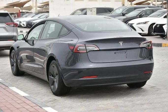 Подержанный Tesla Model 3 Standart I, 2023 в Шардже от Alfaris Used Cars Серый цвет. Other | AUTO.AE