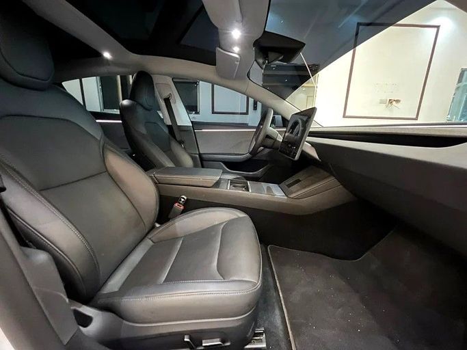 Подержанный Tesla Model 3 I Рестайлинг, 2024 в Шардже от Alzawraq Alazrak Белый цвет. GCC | AUTO.AE