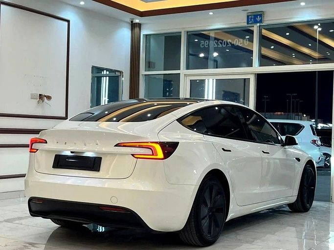 Подержанный Tesla Model 3 I Рестайлинг, 2024 в Шардже от Alzawraq Alazrak Белый цвет. GCC | AUTO.AE