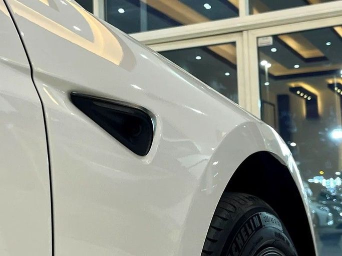 Подержанный Tesla Model 3 I Рестайлинг, 2024 в Шардже от Alzawraq Alazrak Белый цвет. GCC | AUTO.AE
