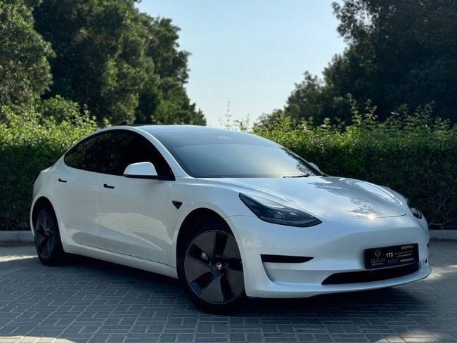 Подержанный Tesla Model 3 Long Range I, 2023 в Шардже от Berlin Used Cars Белый цвет. GCC | AUTO.AE