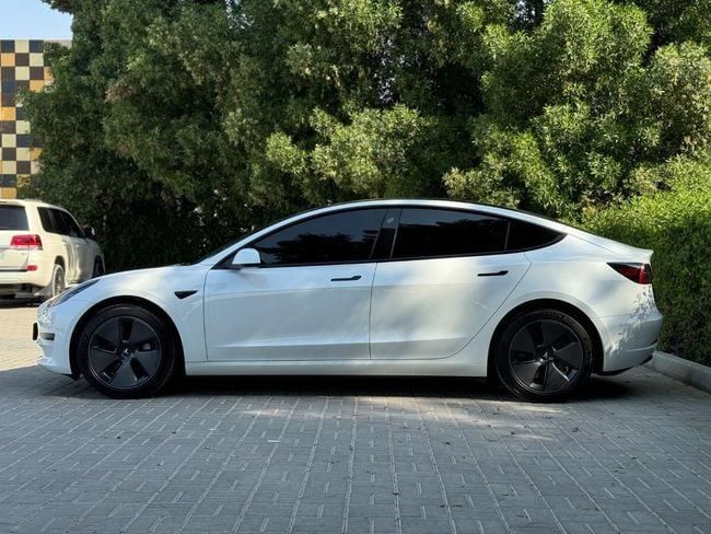 Подержанный Tesla Model 3 Long Range I, 2023 в Шардже от Berlin Used Cars Белый цвет. GCC | AUTO.AE