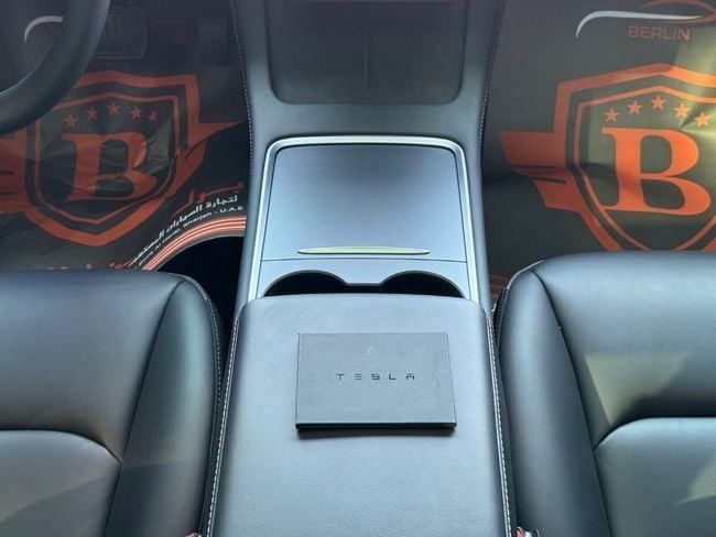 Подержанный Tesla Model 3 Long Range I, 2023 в Шардже от Berlin Used Cars Белый цвет. GCC | AUTO.AE