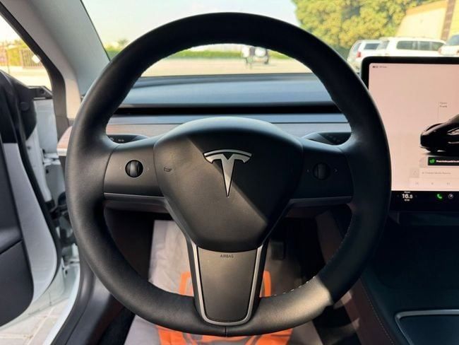 Подержанный Tesla Model 3 Long Range I, 2023 в Шардже от Berlin Used Cars Белый цвет. GCC | AUTO.AE