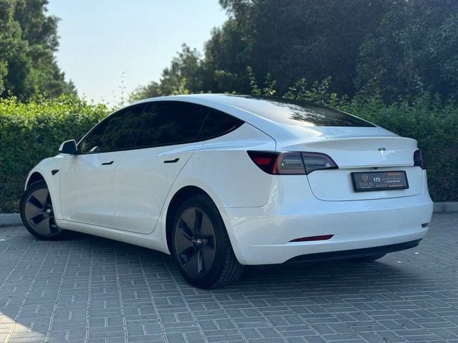 Подержанный Tesla Model 3 Long Range I, 2023 в Шардже от Berlin Used Cars Белый цвет. GCC | AUTO.AE