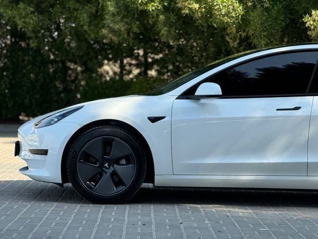 Подержанный Tesla Model 3 Long Range I, 2023 в Шардже от Berlin Used Cars Белый цвет. GCC | AUTO.AE