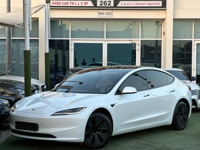 Подержанный Tesla Model 3 I Рестайлинг, 2024 в Шардже от Noor Al Seyoh Used Cars Белый цвет. GCC | AUTO.AE