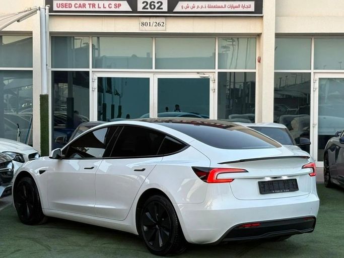 Подержанный Tesla Model 3 I Рестайлинг, 2024 в Шардже от Noor Al Seyoh Used Cars Белый цвет. GCC | AUTO.AE