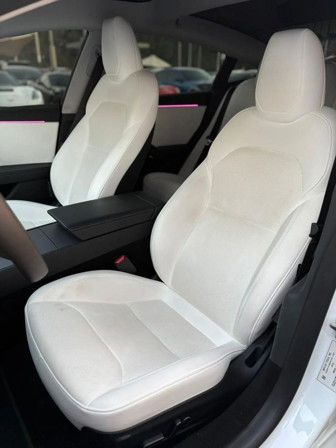 Подержанный Tesla Model 3 I Рестайлинг, 2024 в Шардже от Noor Al Seyoh Used Cars Белый цвет. GCC | AUTO.AE