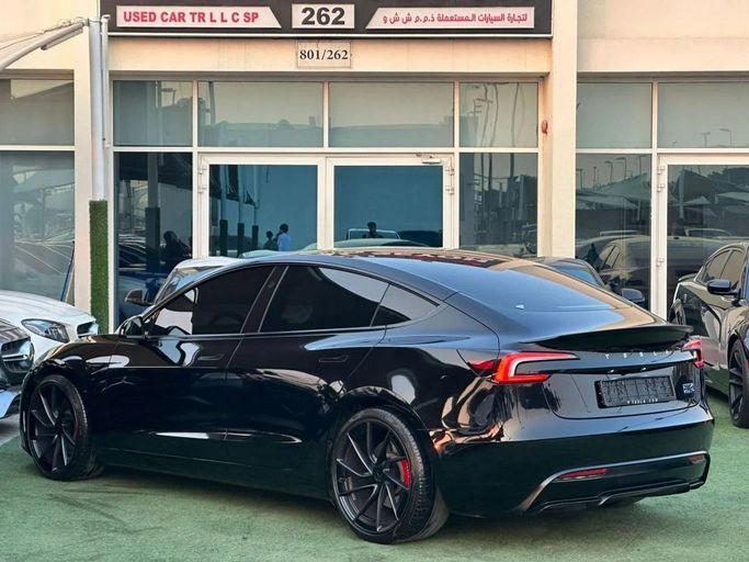 Подержанный Tesla Model 3 Performance I Рестайлинг, 2024 в Шардже от Noor Al Seyoh Used Cars Черный цвет. GCC | AUTO.AE