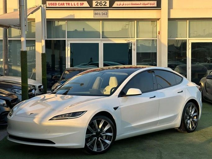 Подержанный Tesla Model 3 Long Range I Рестайлинг, 2024 в Шардже от Noor Al Seyoh Used Cars Белый цвет. GCC | AUTO.AE