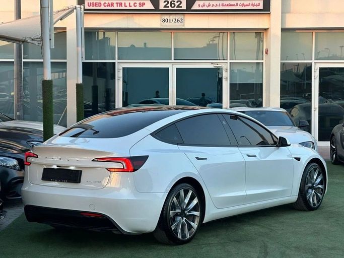 Подержанный Tesla Model 3 Long Range I Рестайлинг, 2024 в Шардже от Noor Al Seyoh Used Cars Белый цвет. GCC | AUTO.AE