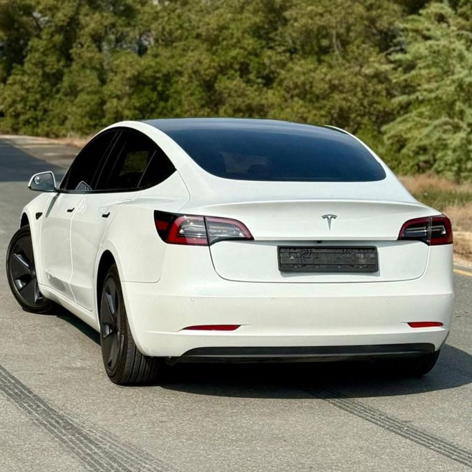 Подержанный Tesla Model 3 Standart Plus I, 2021 в Шардже от Sarmad Cars Белый цвет. Other | AUTO.AE