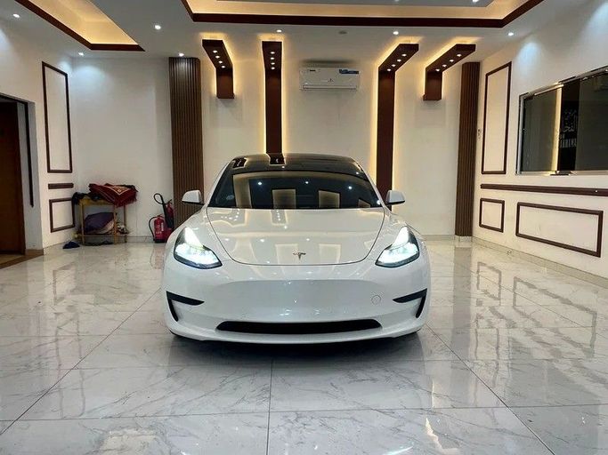 Used Tesla Model 3 Standart I, 2022 in Sharjah by Rebou Alfakhama, White color. GCC Specs | AUTO.AE