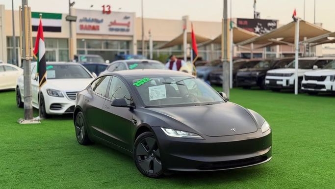Подержанный Tesla Model 3 I Рестайлинг, 2026 в Шардже от Badar Used Cars Черный цвет.  | AUTO.AE