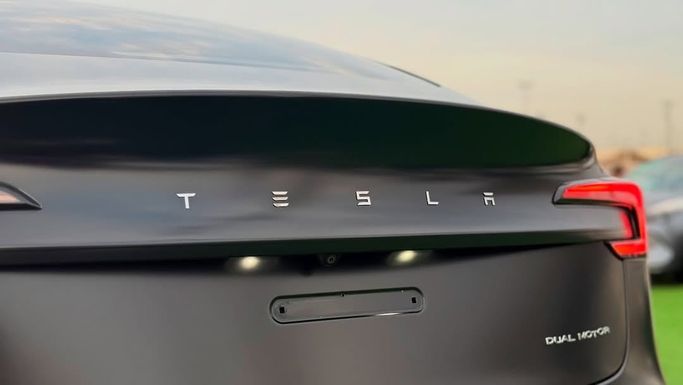 Подержанный Tesla Model 3 I Рестайлинг, 2026 в Шардже от Badar Used Cars Черный цвет.  | AUTO.AE