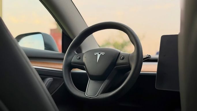 Подержанный Tesla Model 3 I Рестайлинг, 2026 в Шардже от Badar Used Cars Черный цвет.  | AUTO.AE
