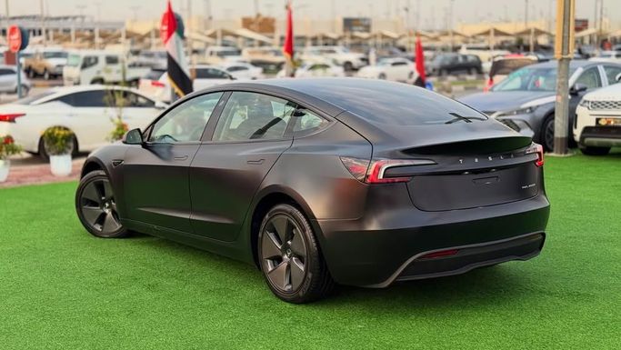 Подержанный Tesla Model 3 I Рестайлинг, 2026 в Шардже от Badar Used Cars Черный цвет.  | AUTO.AE