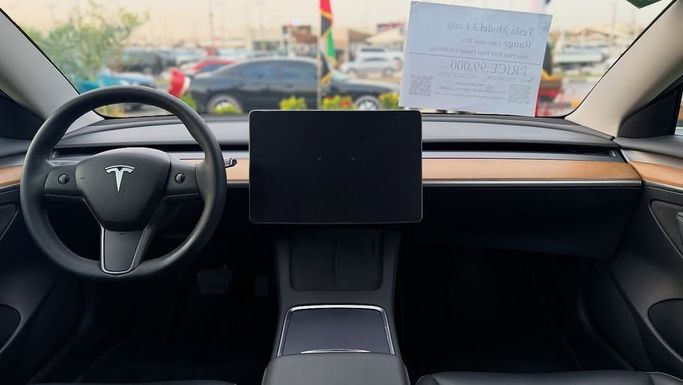 Подержанный Tesla Model 3 I Рестайлинг, 2026 в Шардже от Badar Used Cars Черный цвет.  | AUTO.AE