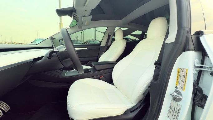 Подержанный Tesla Model 3 Performance I, 2021 в Шардже от Badar Used Cars Белый цвет.  | AUTO.AE