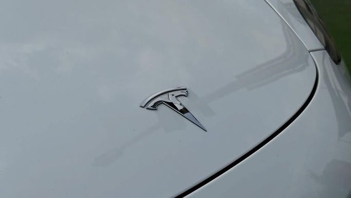 Подержанный Tesla Model 3 Performance I, 2021 в Шардже от Badar Used Cars Белый цвет.  | AUTO.AE