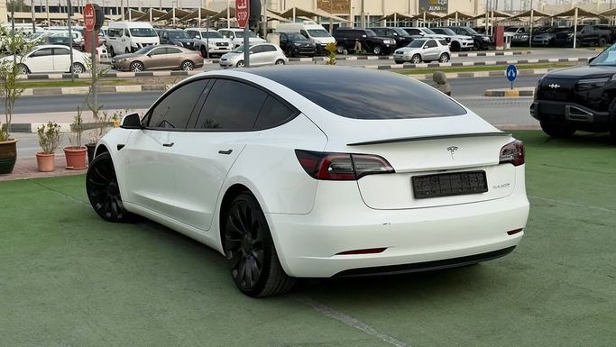 Подержанный Tesla Model 3 Performance I, 2021 в Шардже от Badar Used Cars Белый цвет.  | AUTO.AE