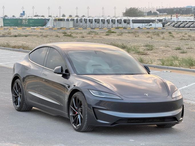 Подержанный Tesla Model 3 Performance I Рестайлинг, 2024 в Шардже от Najm Suhail Серый цвет. GCC | AUTO.AE