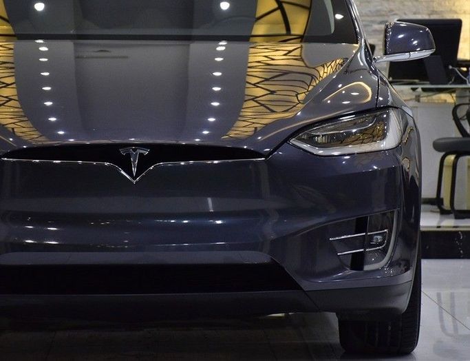 Подержанный Tesla Model X Long Range I, 2019 в Шардже от Honey Gidosha Used Cars Tr. Серый цвет.  | AUTO.AE