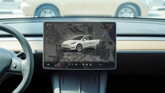 Подержанный Tesla Model Y Performance I, 2023 в Шардже от Alnujoom Al Malakiah Used Cars Белый цвет. Американская | AUTO.AE