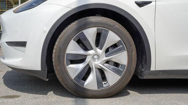 Подержанный Tesla Model Y Performance I, 2023 в Шардже от Alnujoom Al Malakiah Used Cars Белый цвет. Американская | AUTO.AE