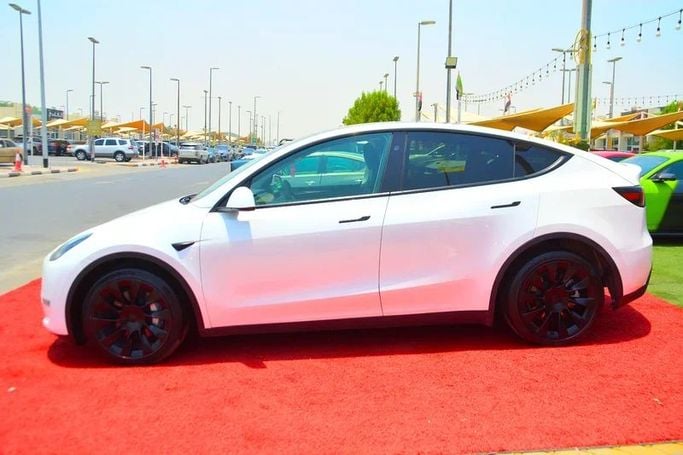 Подержанный Tesla Model Y Long Range I Рестайлинг, 2025 в Шардже от Wadishee Used Cars Белый цвет. GCC | AUTO.AE