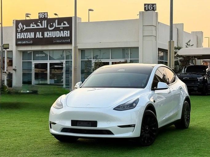 Подержанный Tesla Model Y Long Range I, 2024 в Шардже от Hayan Alkhudari Used Cars Белый цвет. GCC | AUTO.AE