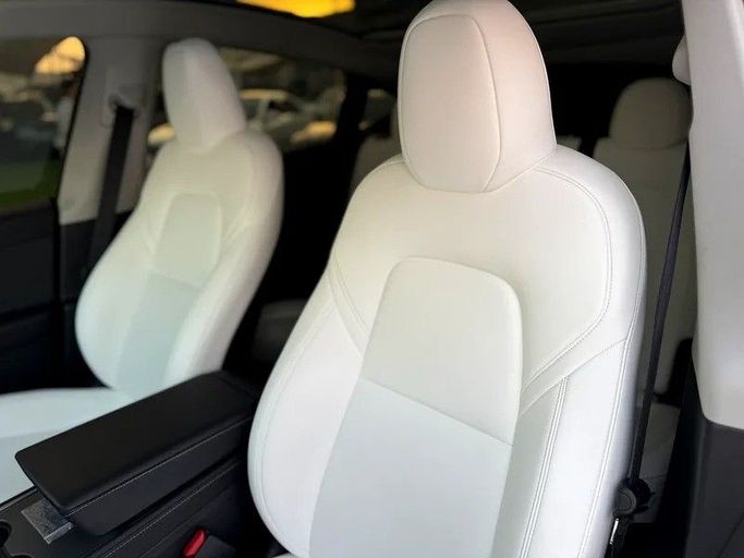 Подержанный Tesla Model Y Long Range I, 2024 в Шардже от Hayan Alkhudari Used Cars Белый цвет. GCC | AUTO.AE