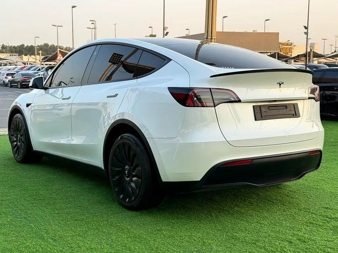 Подержанный Tesla Model Y Long Range I, 2024 в Шардже от Hayan Alkhudari Used Cars Белый цвет. GCC | AUTO.AE