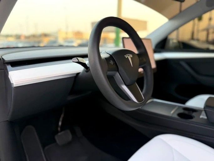 Подержанный Tesla Model Y Long Range I, 2024 в Шардже от Hayan Alkhudari Used Cars Белый цвет. GCC | AUTO.AE