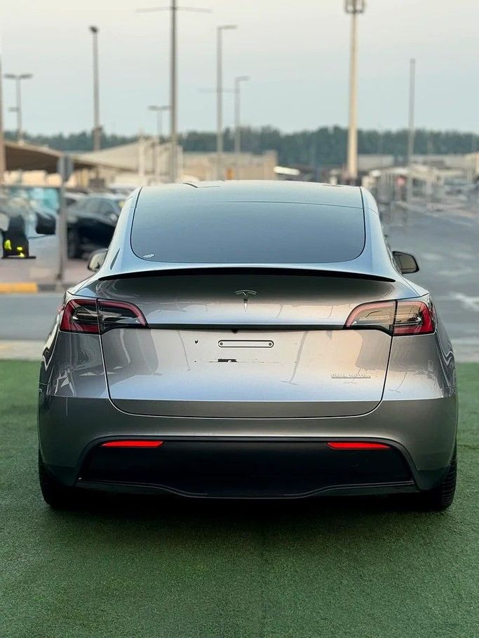 Подержанный Tesla Model Y Performance I, 2024 в Шардже от Hayan Alkhudari Used Cars Серый цвет. GCC | AUTO.AE