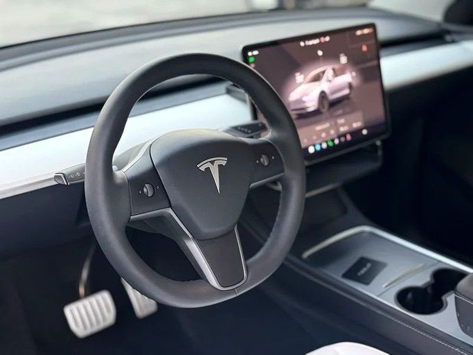 Подержанный Tesla Model Y Performance I, 2024 в Шардже от Hayan Alkhudari Used Cars Серый цвет. GCC | AUTO.AE