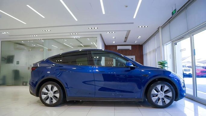 Подержанный Tesla Model Y Long Range Dual Motor I, 2023 в Шардже от Alsalama Motors Синий цвет. GCC | AUTO.AE