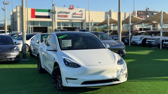 Подержанный Tesla Model Y Long Range Dual Motor I, 2023 в Шардже от Badar Used Cars Белый цвет.  | AUTO.AE