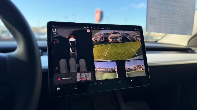 Подержанный Tesla Model Y Long Range Dual Motor I, 2023 в Шардже от Badar Used Cars Белый цвет.  | AUTO.AE