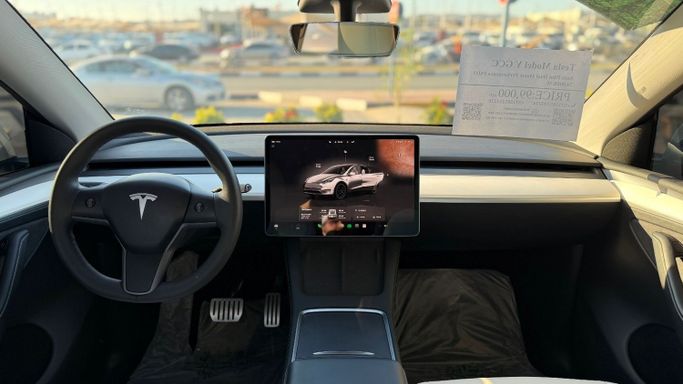 Подержанный Tesla Model Y Long Range Dual Motor I, 2023 в Шардже от Badar Used Cars Белый цвет.  | AUTO.AE