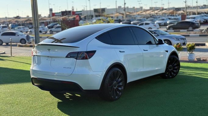 Подержанный Tesla Model Y Long Range Dual Motor I, 2023 в Шардже от Badar Used Cars Белый цвет.  | AUTO.AE