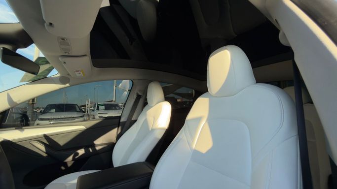 Подержанный Tesla Model Y Long Range Dual Motor I, 2023 в Шардже от Badar Used Cars Белый цвет.  | AUTO.AE