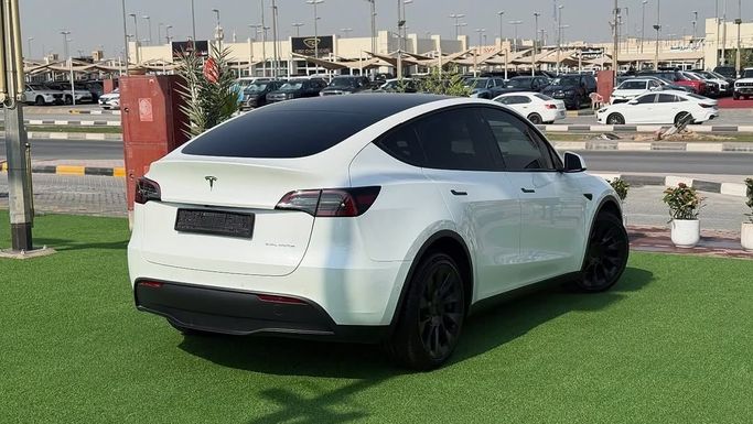 Подержанный Tesla Model Y I, 2022 в Шардже от Badar Used Cars Белый цвет.  | AUTO.AE